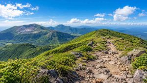 牧ノ戸峠登山口から望む沓掛山とくじゅう連山の絶景