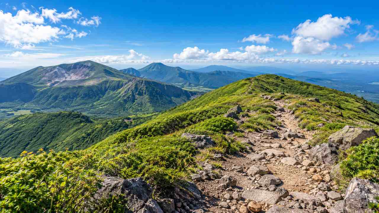 牧ノ戸峠登山口から望む沓掛山とくじゅう連山の絶景