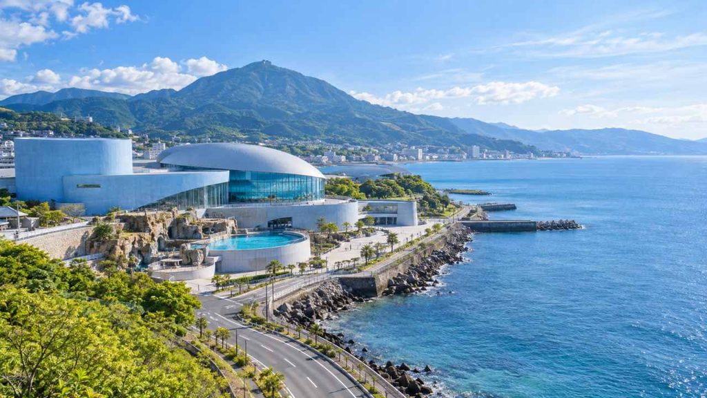 別府湾沿いにあるうみたまごの水族館外観