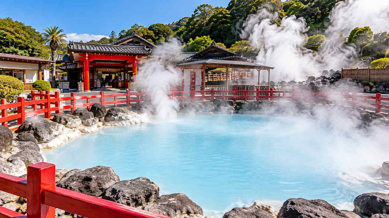 かまど地獄の入口と観光施設の外観
