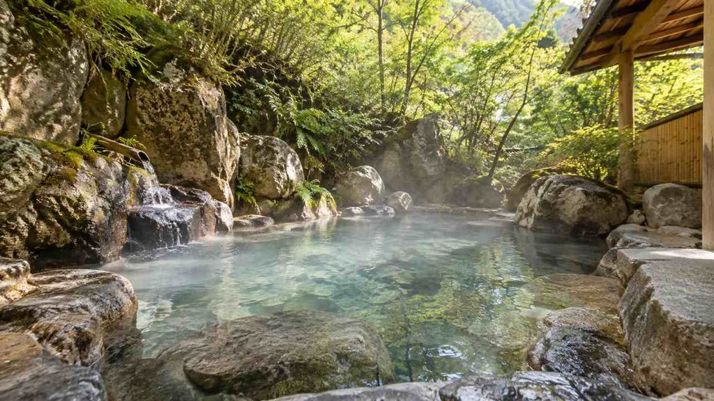 大分県長湯温泉の炭酸泉をイメージした小さな和風露天風呂。